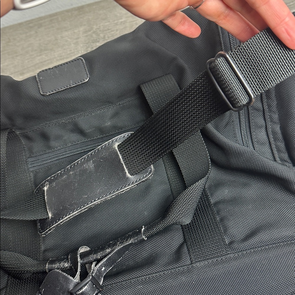 Tumi Travel Duffle Weekender Carry On Bag - Picture 6 of 9